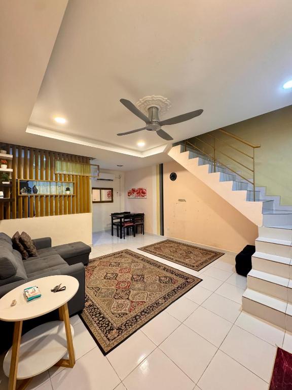 クライにあるPlus Homestayのソファと階段のあるリビングルーム