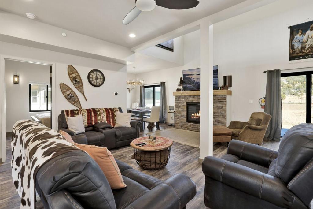 Posezení v ubytování Golden Bear at Shay Meadows~ Relaxing Equestrian Estate w/ Hot Tub + Foosball