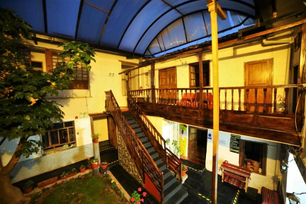 una vista aérea de un edificio con balcón en Hostal el Conquistador, en Cusco
