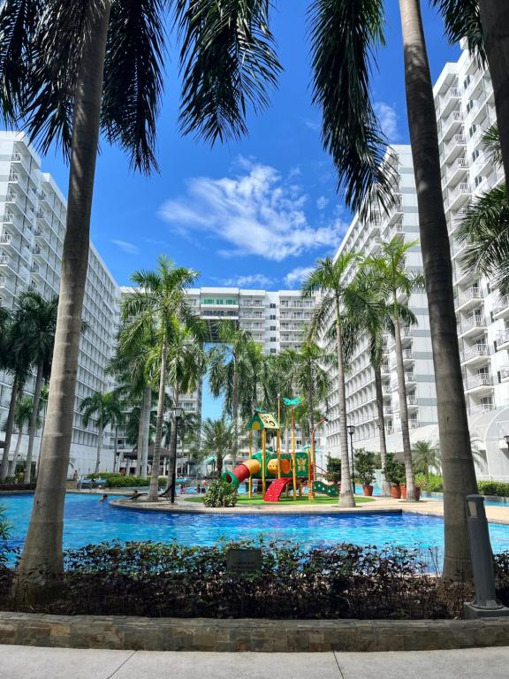 Bazén v ubytování Cousins' Haven Staycation at SHELL RESIDENCES near MOA and NAIA nebo v jeho okolí