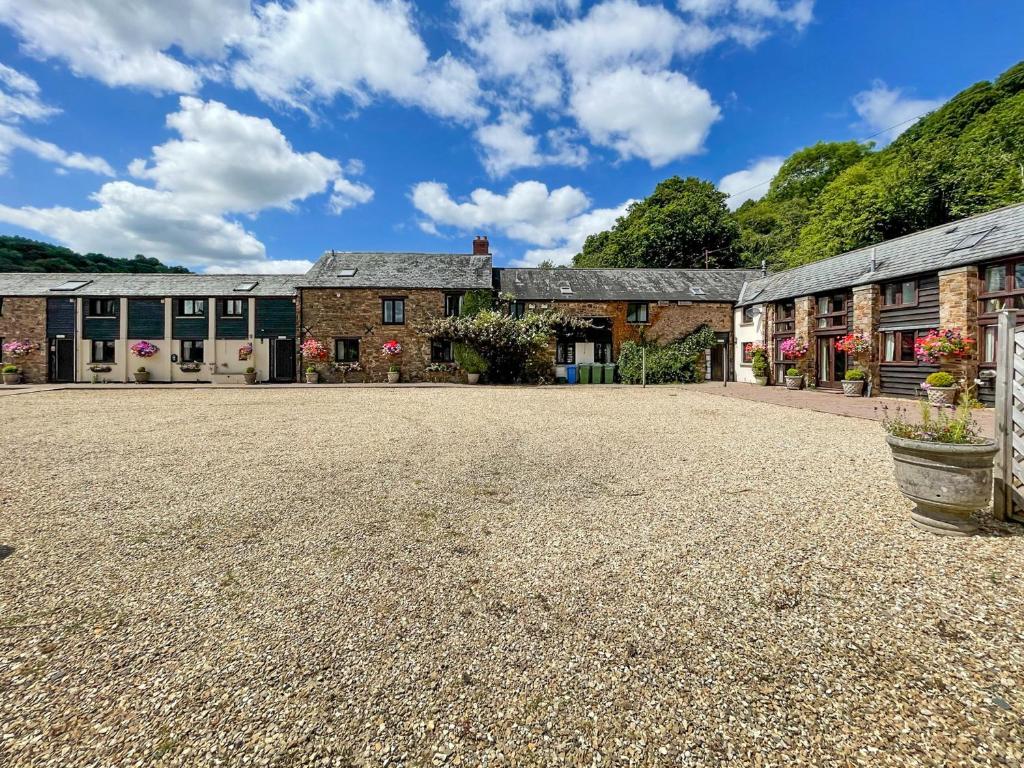 een lege oprit voor een gebouw bij Duvale Barn in Bampton