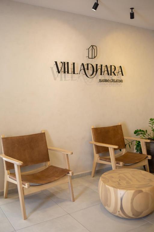 two chairs and a table in a room at Villadhara Centro GDL in Guadalajara