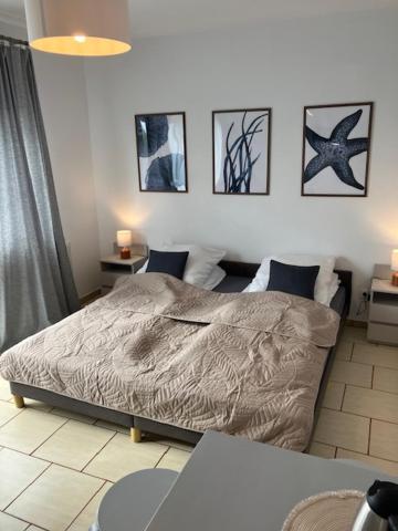 ゴンスキにあるNostalgia Gąskiのベッドルーム1室(ベッド1台付)が備わります。壁には絵画が飾られています。