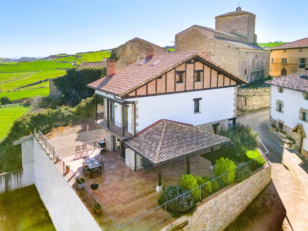 an aerial view of a large white house at Gran casa rural con barbacoa ideal para familias in Villanueva