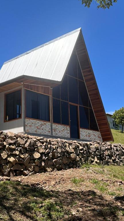 eine Steinmauer vor einem Gebäude in der Unterkunft Chale Pedra do Sol in Caxias do Sul
