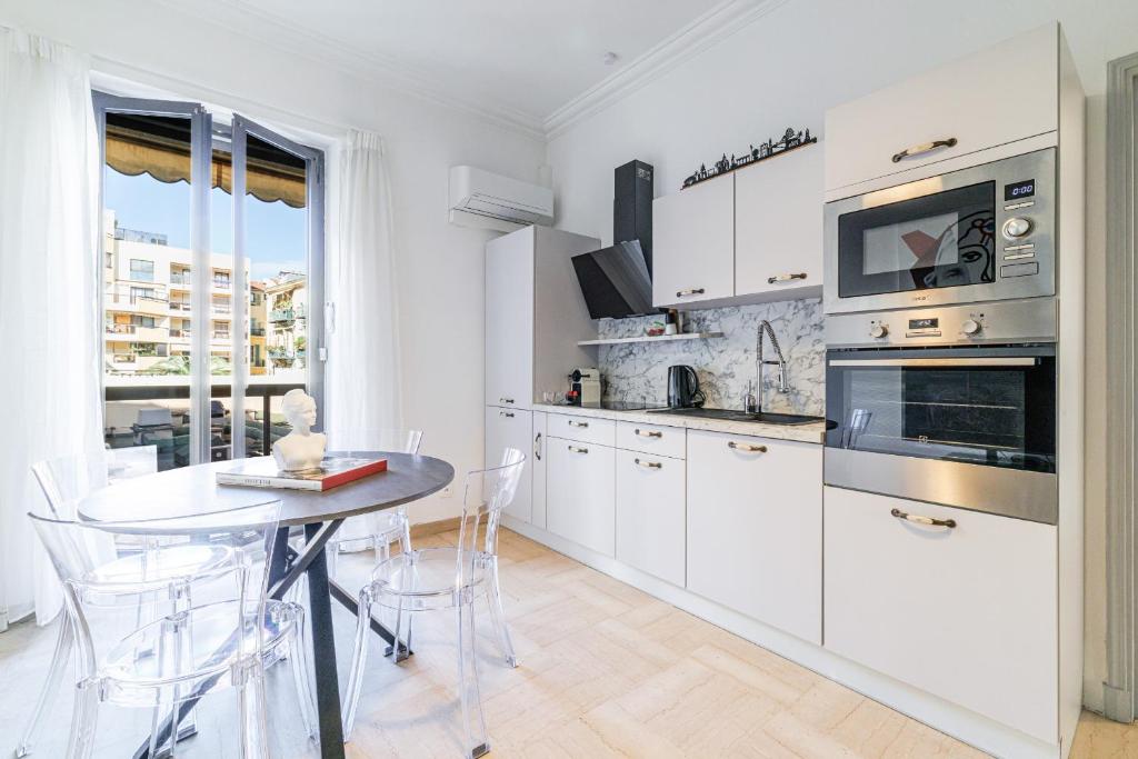 Ultra Central 2 Bdr - AC & Balcony