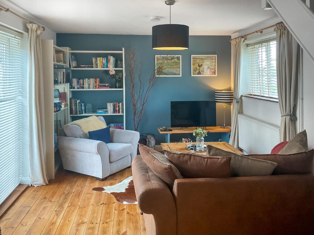 ein Wohnzimmer mit Sofa und Tisch in der Unterkunft Archers Cottage in Birley