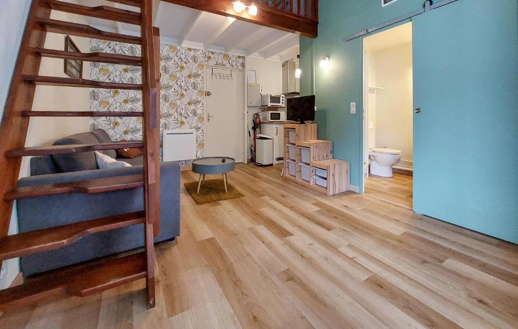 Zimmer mit einem Etagenbett und einem Wohnzimmer in der Unterkunft Charmant Appartement in Saint-Georges-de-Didonne