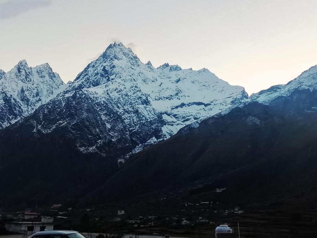 Nespecifikovaný výhled na hory nebo výhled na hory při pohledu z hotelu