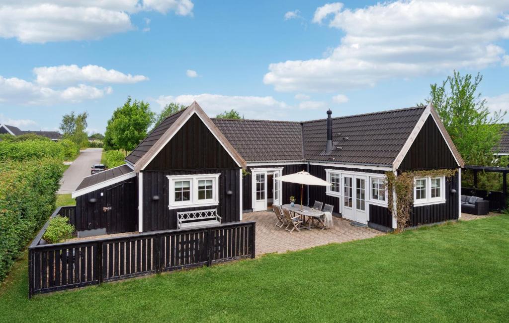 a black and white house with a patio at Tisvildelund in Vejby