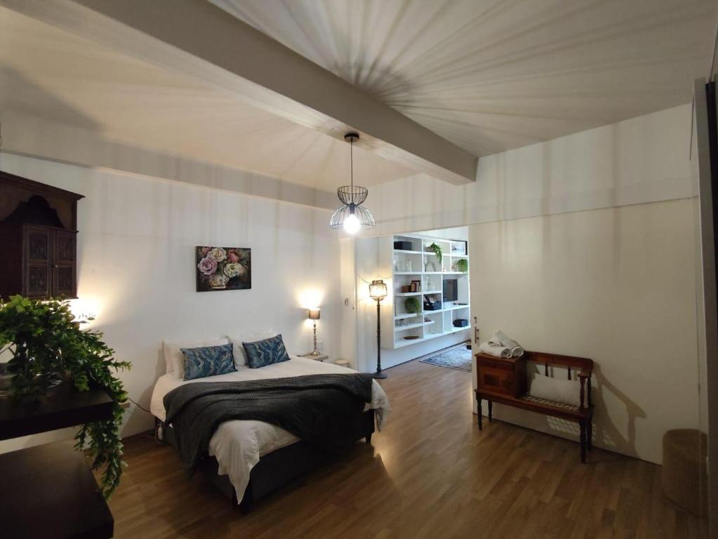 una camera da letto con un letto e un tavolo di Art Deco City Gem in the Heart of Capetown a Città del Capo