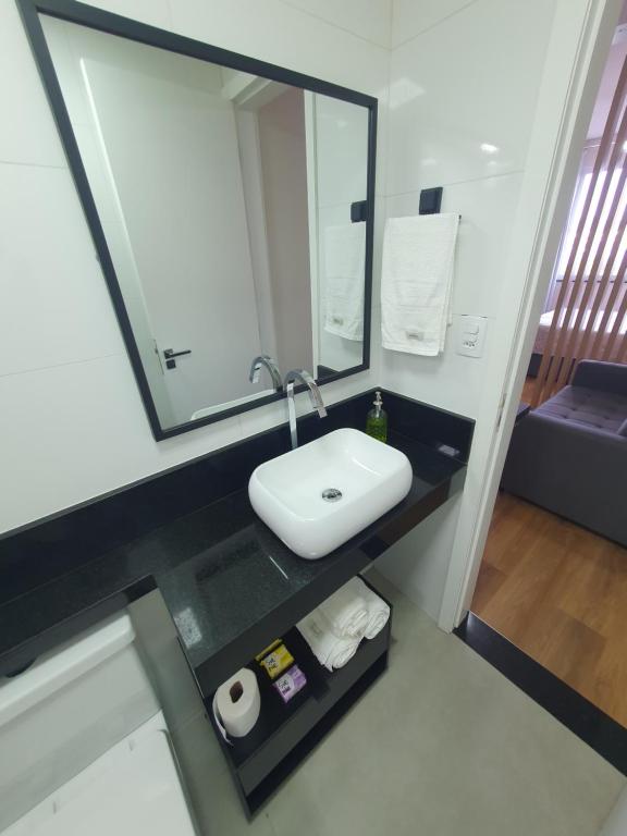 een badkamer met een wastafel en een spiegel bij Vista Mar - Pão de Açúcar 1 in Rio de Janeiro