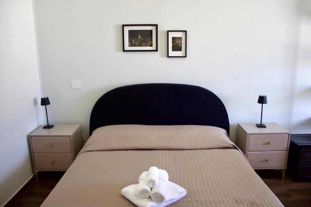 een slaapkamer met een bed met handdoeken erop bij Sostal5 in Chiubbica