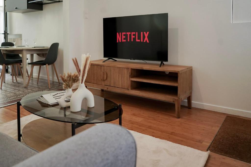 TV a/nebo společenská místnost v ubytování Maison Amiénoise - À 10 min du Centre - Confort