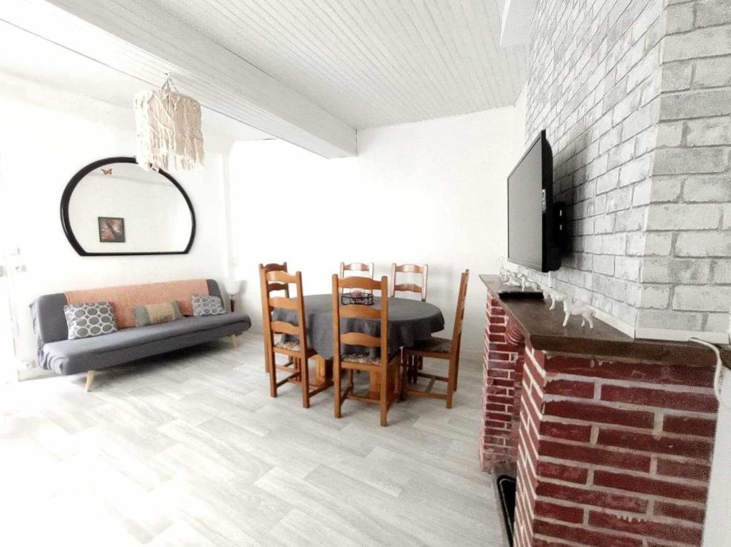 Μια τηλεόραση ή/και κέντρο ψυχαγωγίας στο Séjour familial au Gite Iza – Lorme