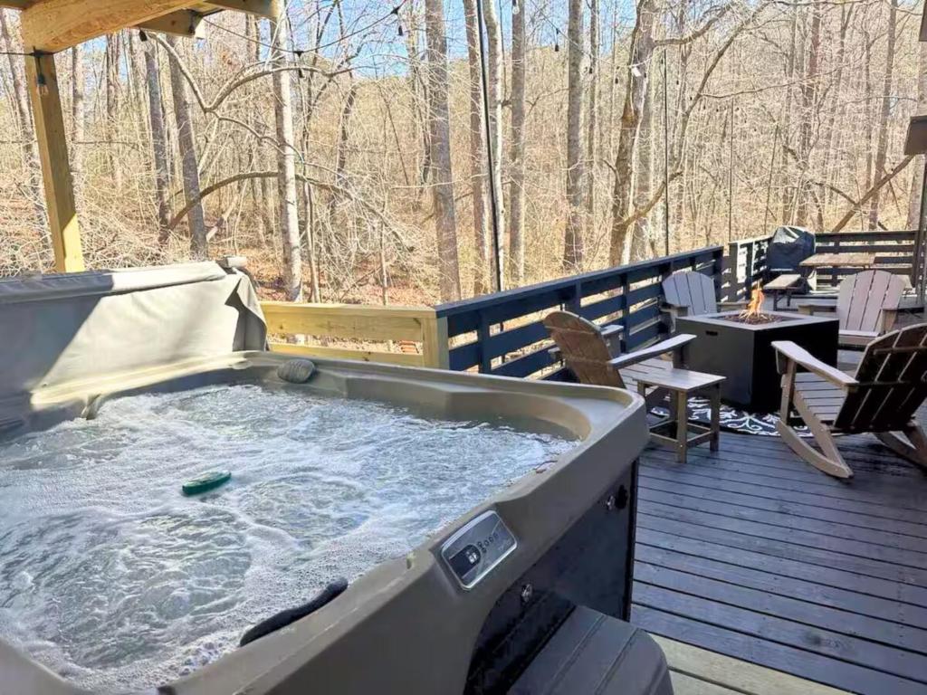 un bain à remous sur la terrasse d'une maison dans l'établissement 3 Homes on Blueberry Farm - Waterfall, Game Room, à Mentone