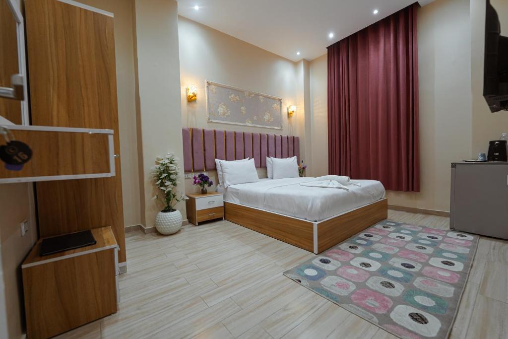 Ένα ή περισσότερα κρεβάτια σε δωμάτιο στο KASTELLO ROIAL PLAzA