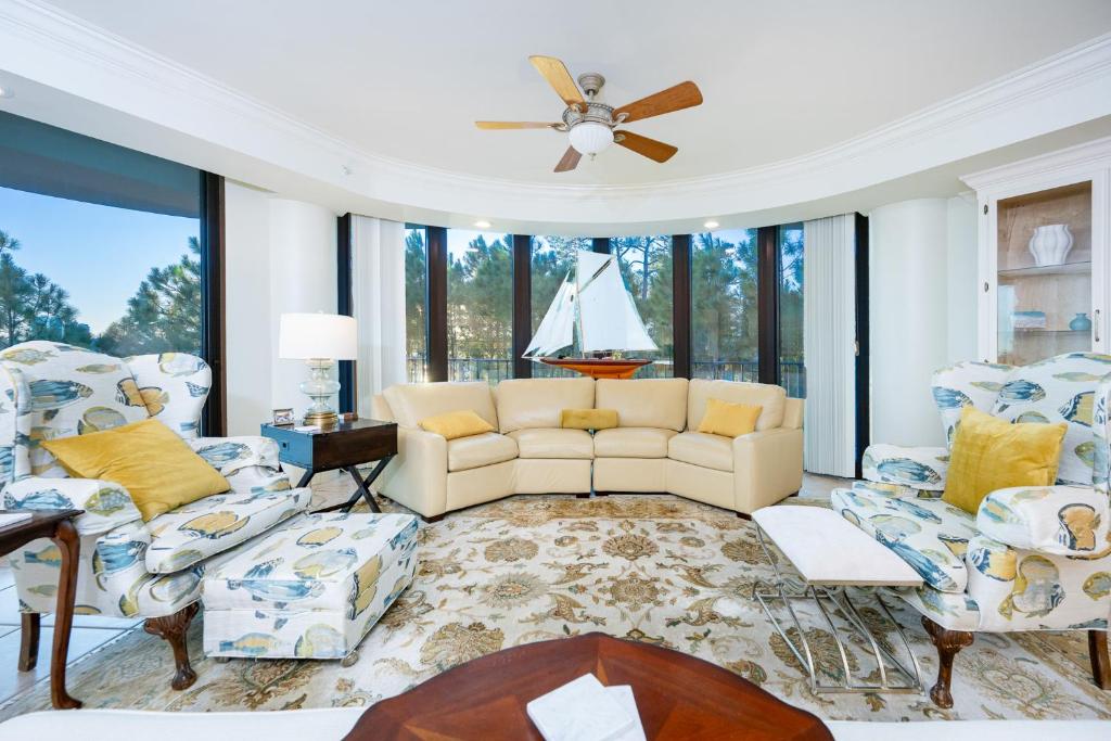 Χώρος καθιστικού στο Phoenix on the Bay 1201 condo