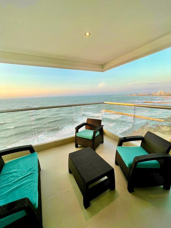 Cette chambre dispose d'un balcon offrant une vue sur l'océan. dans l'établissement Apartamento Tres habitaciones frente al mar, à Estación El Salto