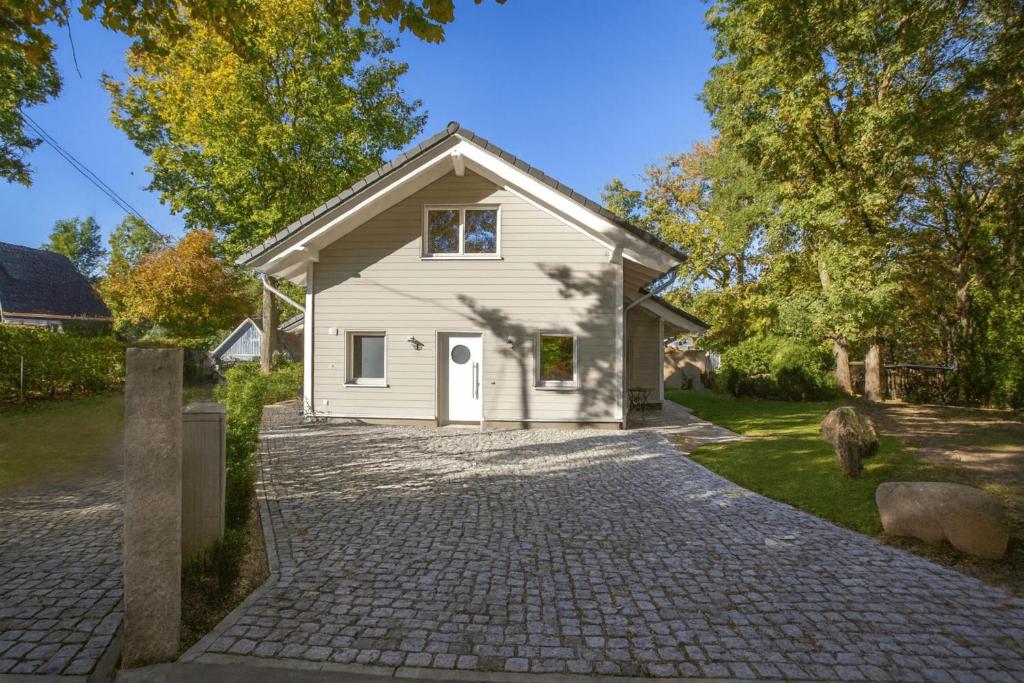 a small white house with a driveway at Am Hafen 21 in Zislow