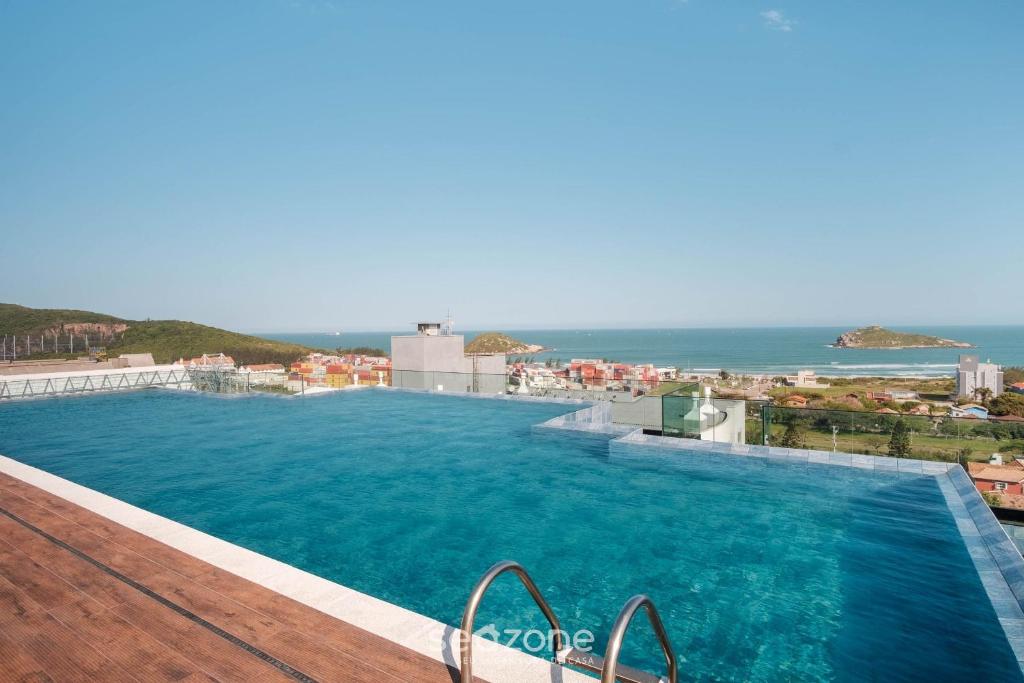 a large swimming pool on top of a building at Estúdio em Cond. c/ Pisc. a 550m Praia TOR0407 in Imbituba