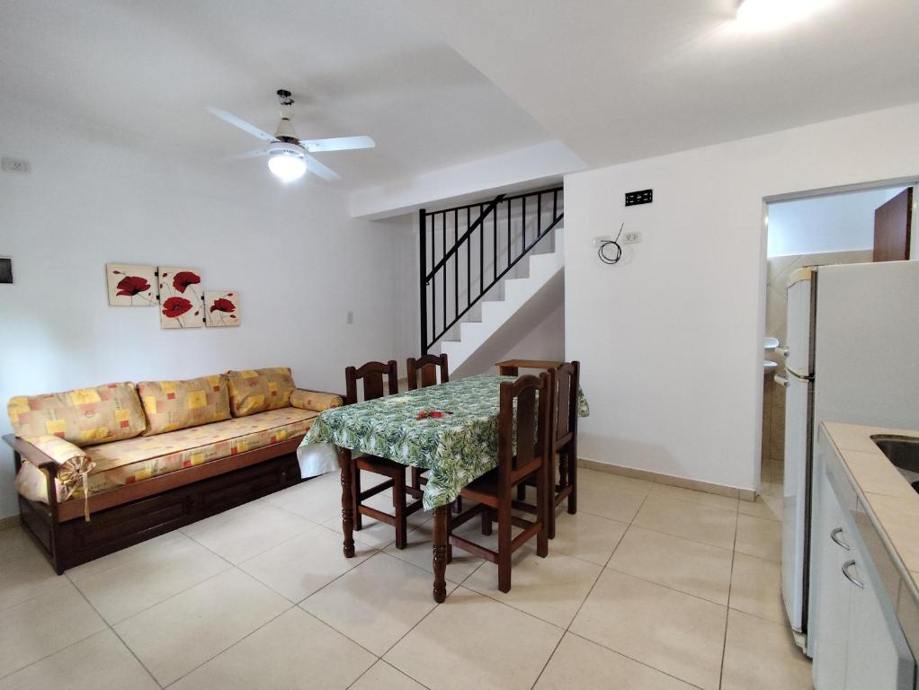 una sala de estar con una mesa y un sofá en Los cuatro soles, en San José