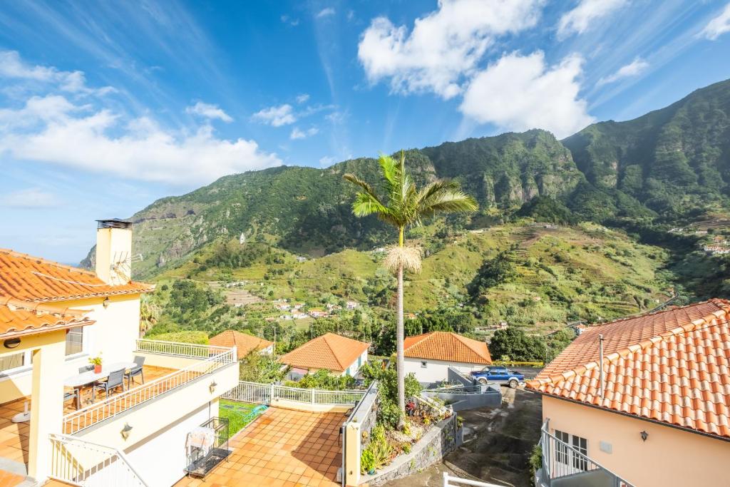 einen Blick auf die Berge von einem Haus aus in der Unterkunft Cantinho das Feiteiras by Homie in São Vicente
