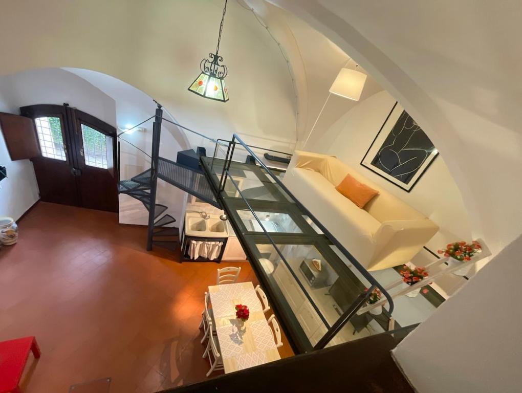 een bovenaanzicht van een wenteltrap in een huis bij Perugia Historic center house in Perugia