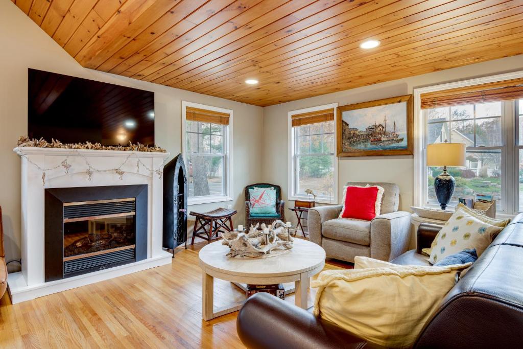 TV a/nebo společenská místnost v ubytování Less Than 1 Mi to Dtwn Ogunquit! Coastal Family Retreat