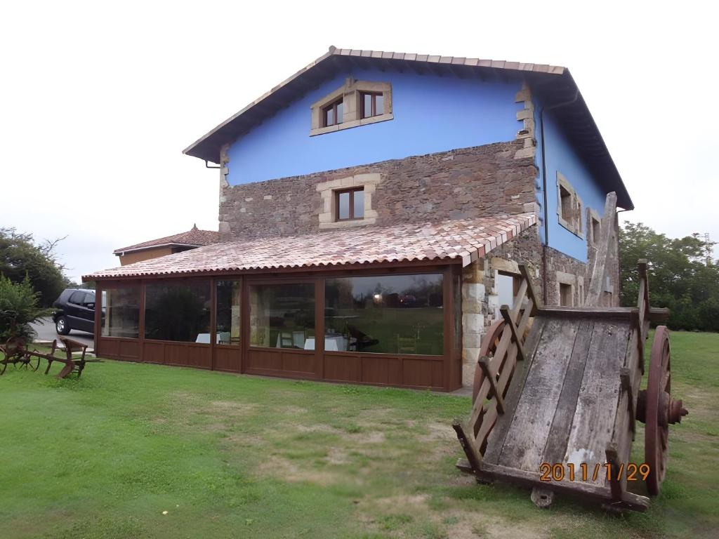 a large house with a large window and a large building at Casona Asturiana Los Gamonales in Logrezana