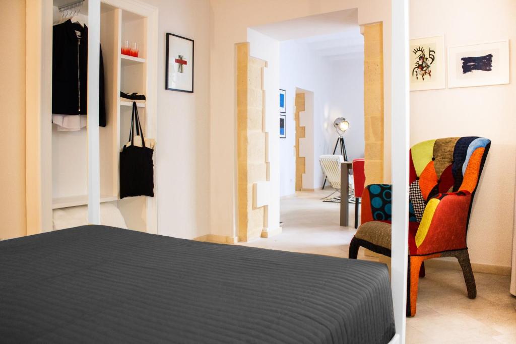 une chambre avec un lit et un salon dans l'établissement Re Federico Appartamento Deluxe, à Syracuse