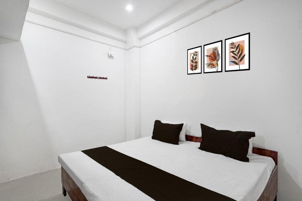 Postel nebo postele na pokoji v ubytování Hotel O Vijay Palace