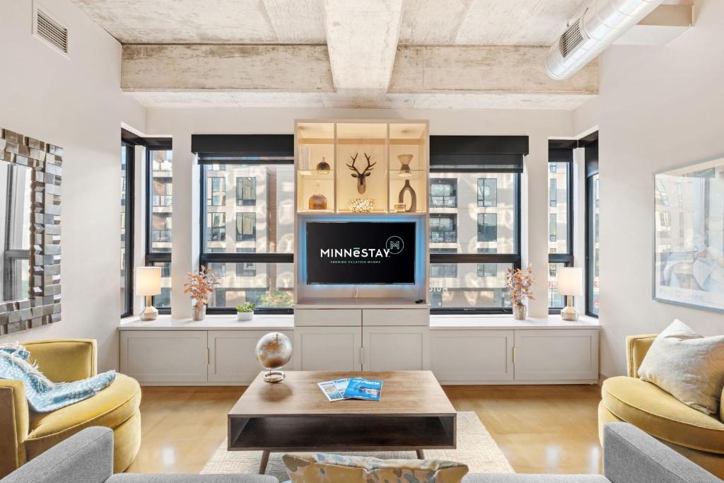 een woonkamer met een tv en ramen bij Sable 205 - Two Bedroom in Minneapolis