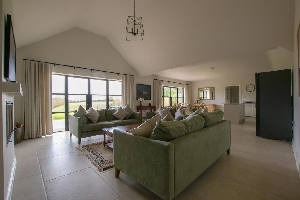 FroxfieldにあるValley Barnのソファ2つとテーブルのあるリビングルーム