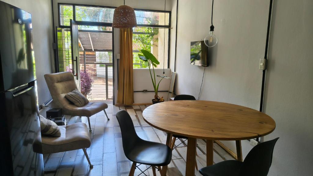 a living room with a wooden table and chairs at Espacio Inn zona Kempes in Córdoba
