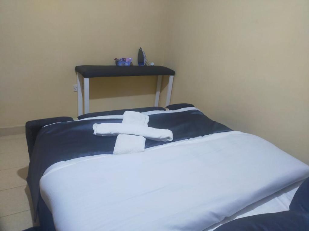 Postel nebo postele na pokoji v ubytování Located in White house, Nakuru