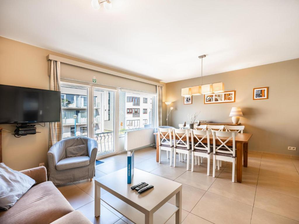 ein Wohnzimmer mit Tisch und ein Esszimmer in der Unterkunft Argenteuil eerste in Galopen