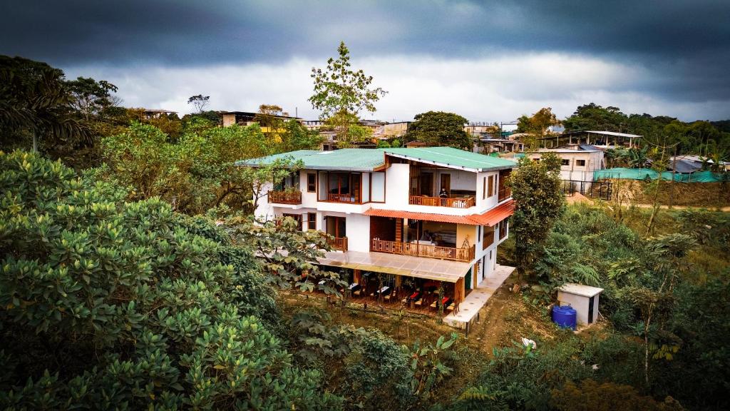 an overhead view of a house with a green roof at El Toro en Bicicleta in San Miguel de los Bancos