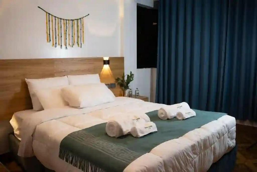 Un dormitorio con una cama grande con toallas. en Marvelous Plaza, en Cusco