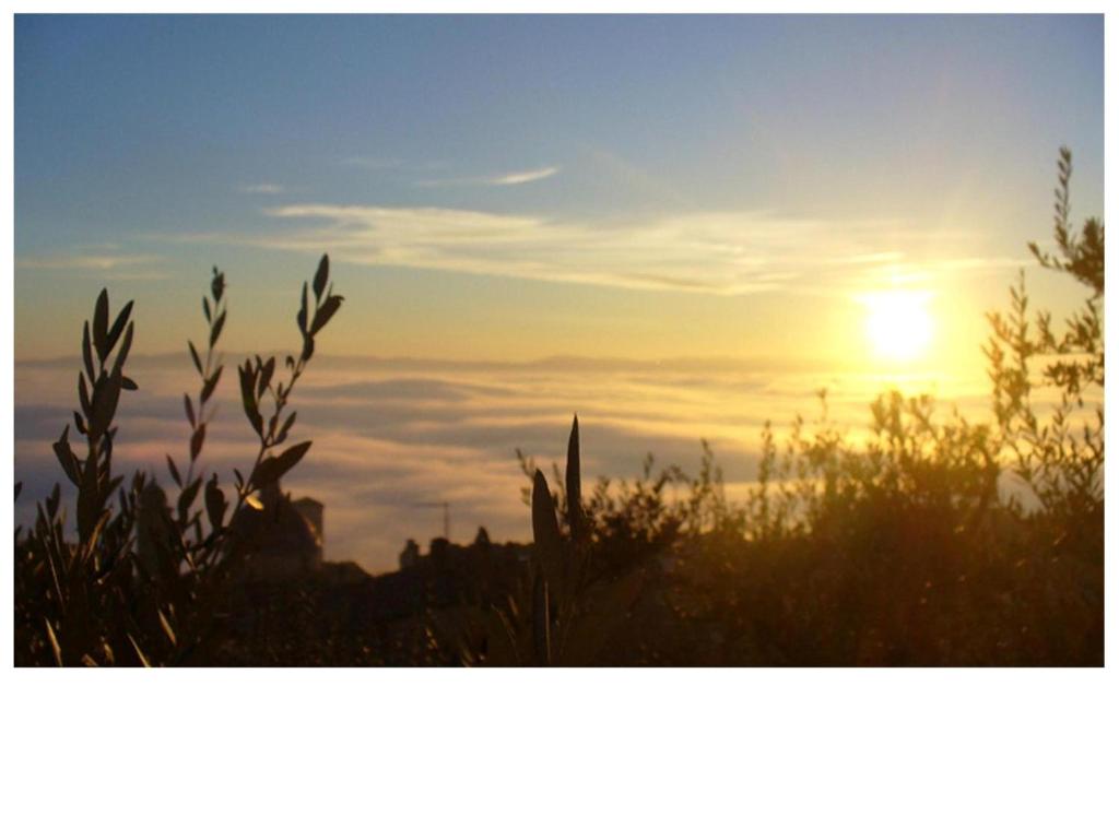 - une vue sur le coucher du soleil depuis le sommet d'une colline dans l'établissement Vico Del Poeta, à Assise