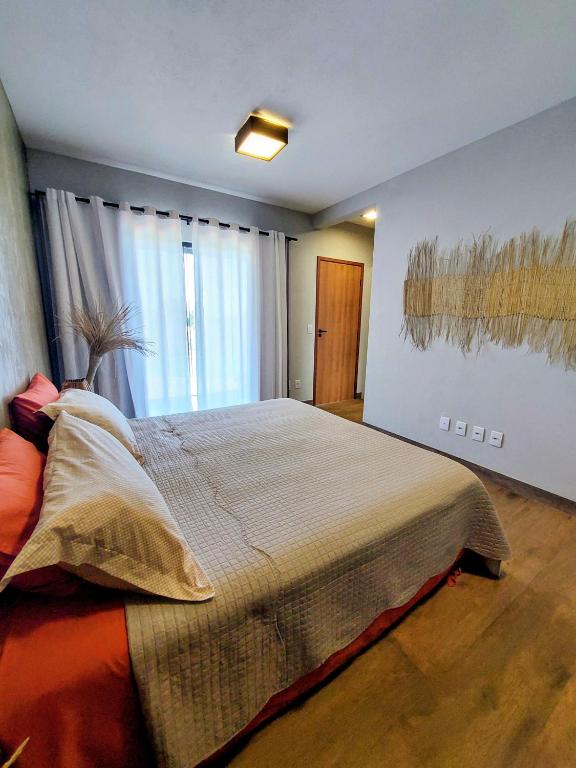 a bedroom with a large bed and a window at La Maison Loosaï - Quarto em Pousada sem TV in Itacaré