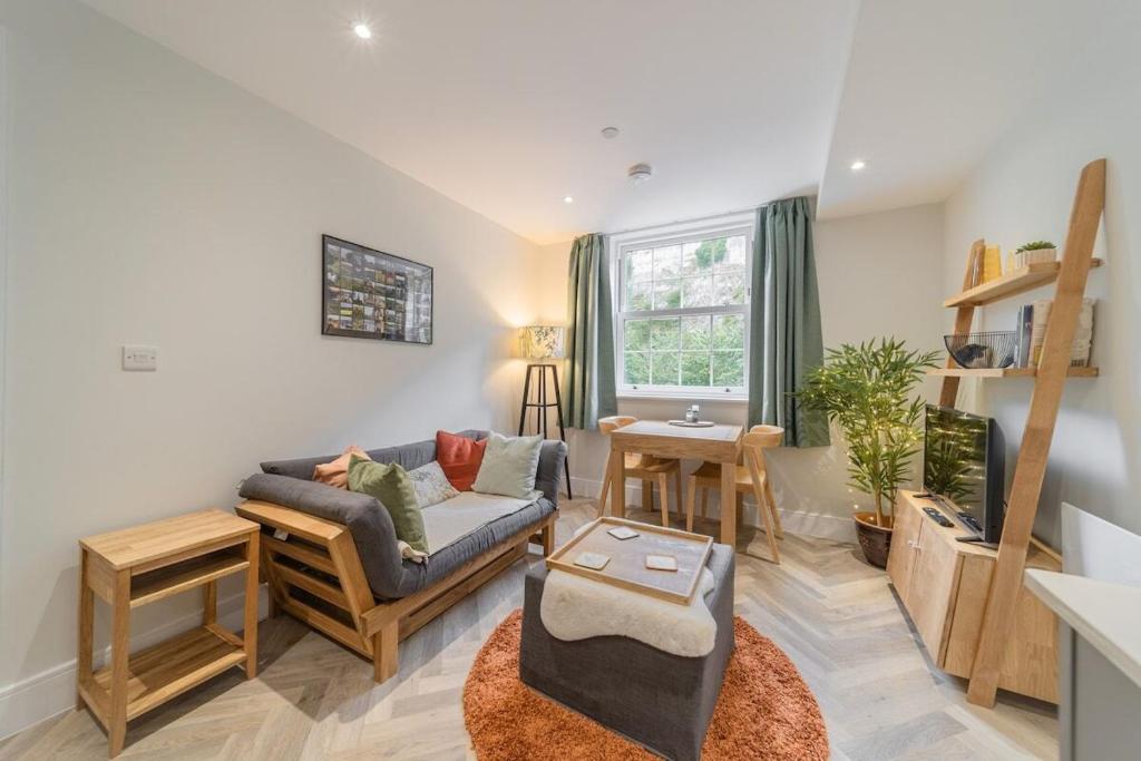 un salon avec un canapé et une table dans l'établissement Rock Mill - 1 Bedroom Apartment, à Stony Middleton