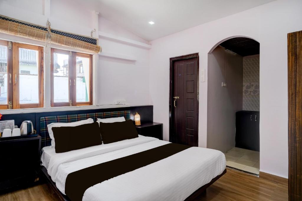 Postel nebo postele na pokoji v ubytování Super Collection O Police Bazar Shillong Formerly Pillars House