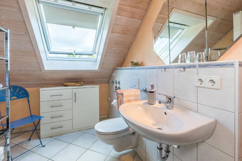 a bathroom with a sink and a toilet at Ferienwohnung Obstwiese in Hergensweiler