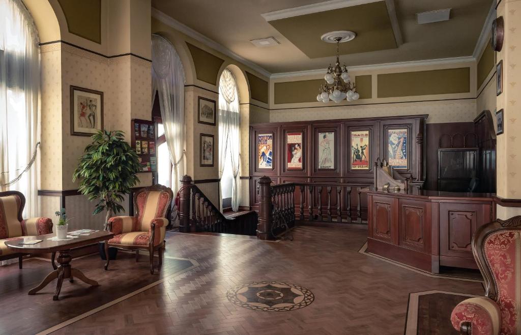 sala de estar amplia con mesa y sillas en Cotton House Hotel Budapest, en Budapest