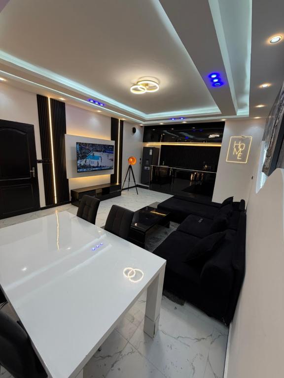 un salon avec une table blanche et un canapé dans l'établissement Numéro 1, à Arafat