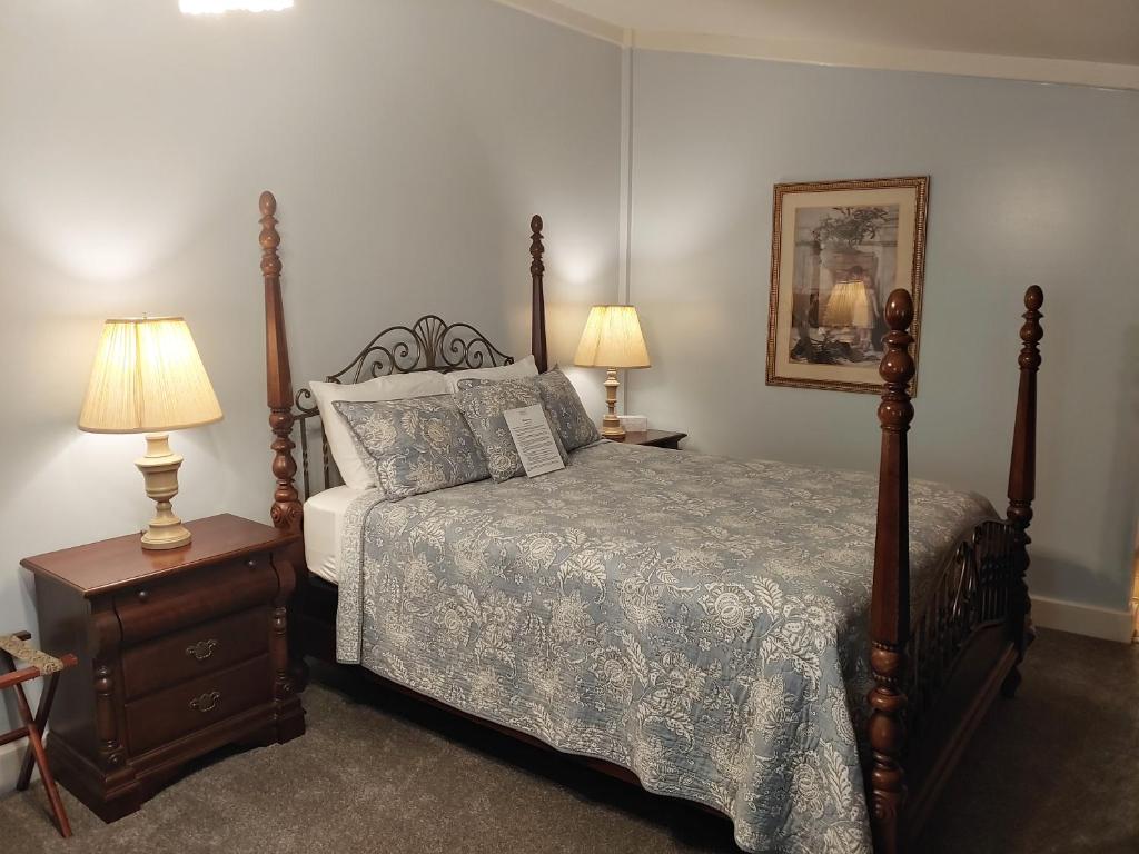 Ένα ή περισσότερα κρεβάτια σε δωμάτιο στο McKinley Edwards Inn