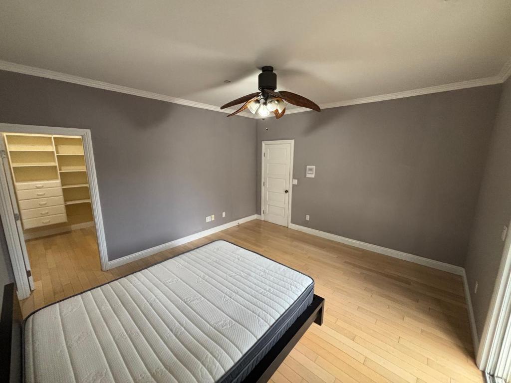 伯班克Private room with shared bathroom in house - Mini Mansion的一间卧室，里面有一张床和一个吊扇