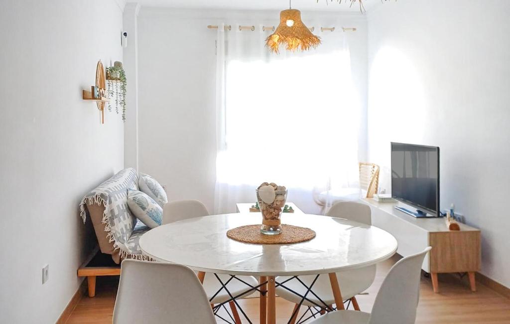 une salle à manger blanche avec une table et des chaises blanches dans l'établissement Amazing Apartment In Barbate With Wifi, à Barbate