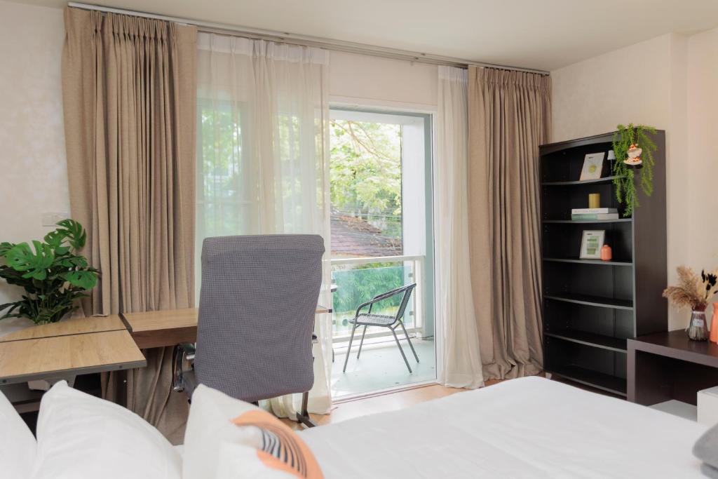 Giường trong phòng chung tại Stay Calm in Nimman